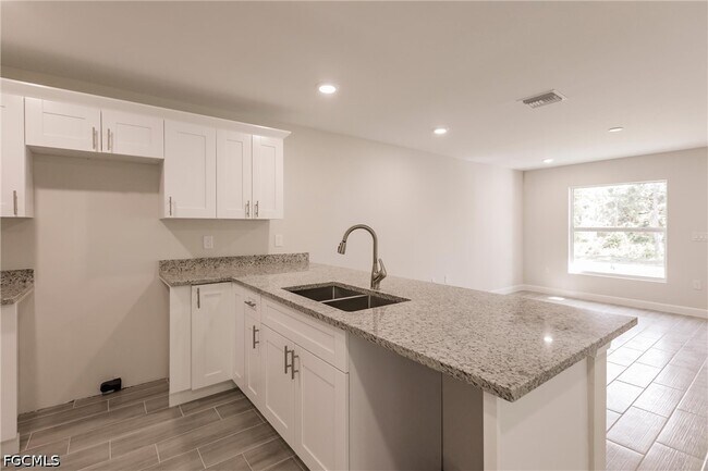 Building Photo - 4780 15th St SW