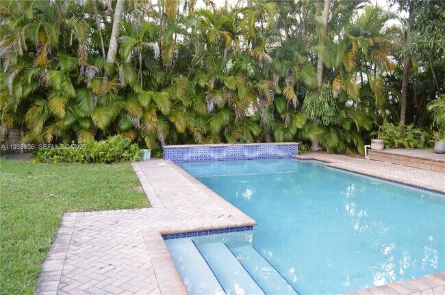 Building Photo - 165 NE 98th St