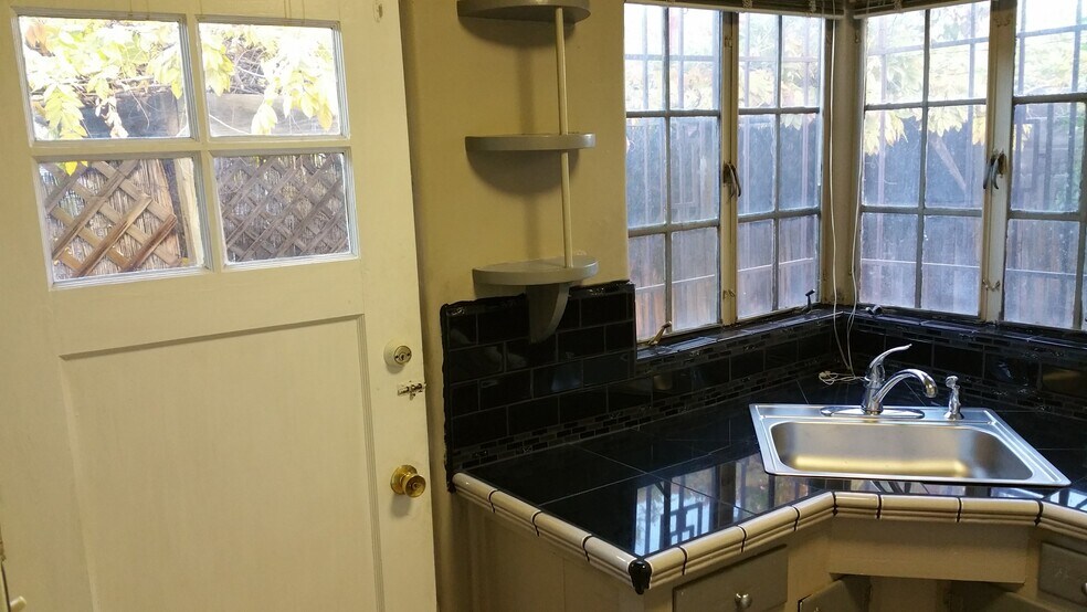 Building Photo - 403 11th St SW