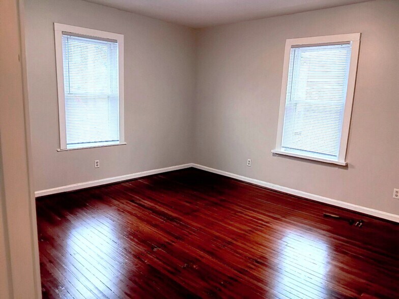 Primary Bedroom - 1609 Chapman Ave SW