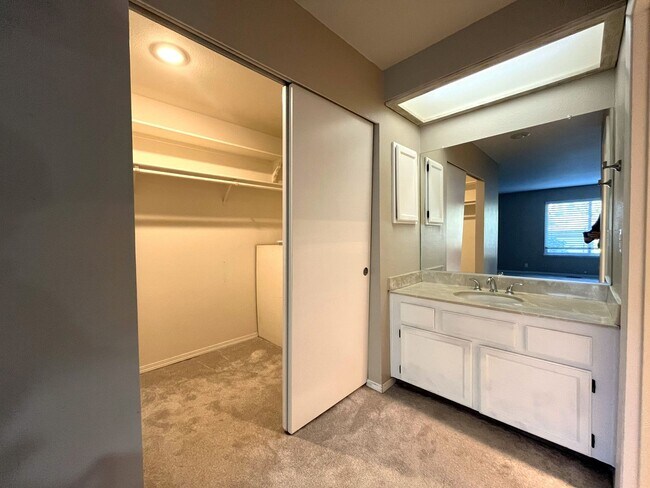 Building Photo - 2 Bed 2 Bath Corner Condo ~ Cedar Mill w/ Washer & Dryer, Parking and Pool! Convenient to Nike, S...