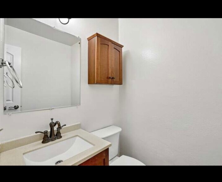 Building Photo - 15210 Shadybend Dr