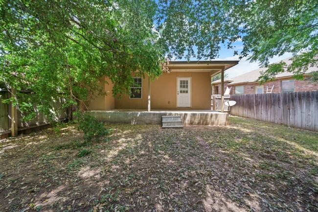 Building Photo - "Charming 2-Bed, 2-Bath Gem in New Braunfe...