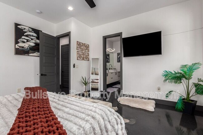 Building Photo - 4413 E Montecito Ave