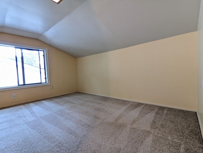 Building Photo - Great 2 bedroom with bonus space located i...