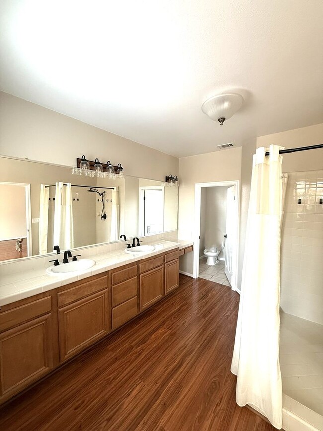 Building Photo - Gorgeous turn key 3 bedroom house