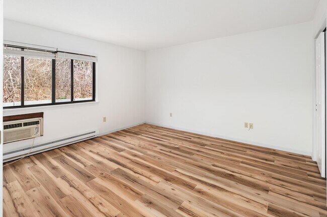 Building Photo - 8 Driftway Rd