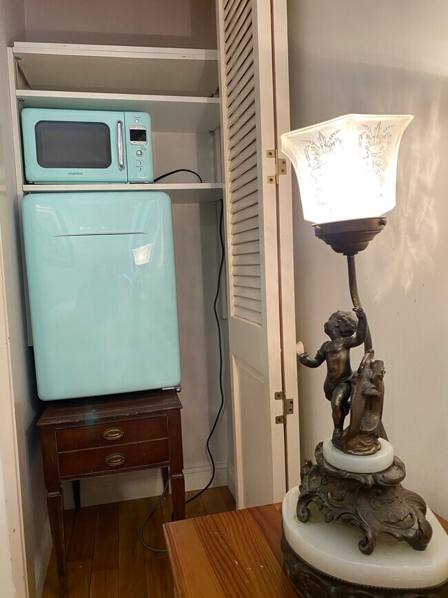 Building Photo - 2328 Via Saldivar St