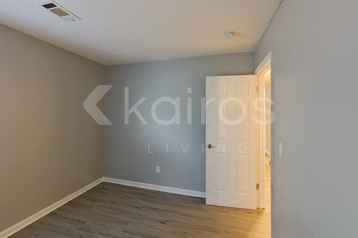 Building Photo - 8959 Ashwood Dr
