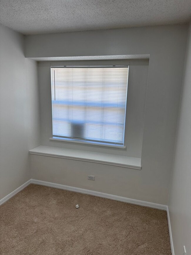 Building Photo - SANDPOINTE TOWNHOMES