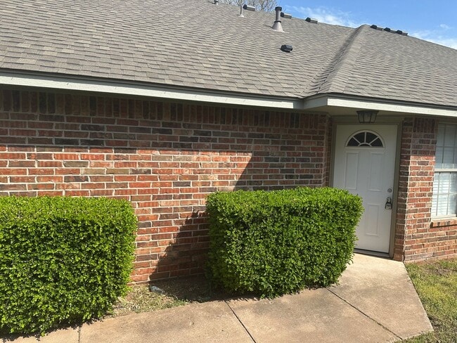 Building Photo - 3 bedroom, 2 bathroom, 2 car garage