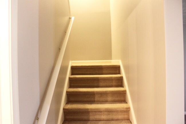 Building Photo - 2453 Mosby Ct