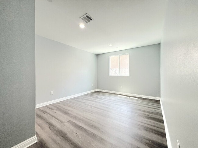 Building Photo - 320 E 55th St