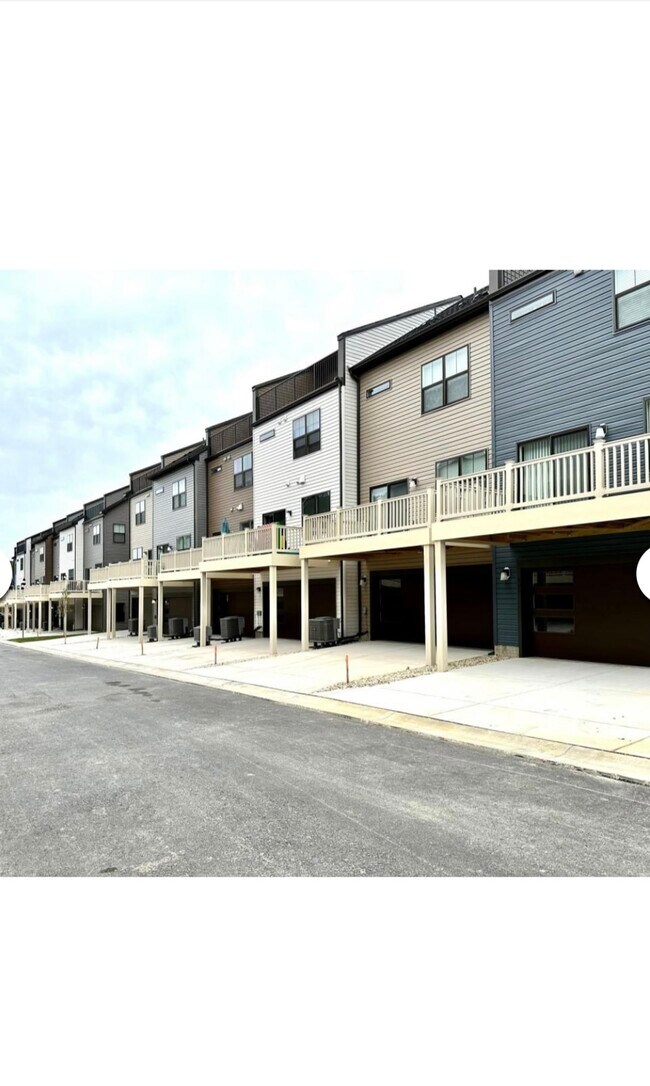 Building Photo - 822 Teacher Mitchell Rd