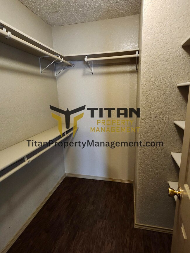 Building Photo - 3b/2b House