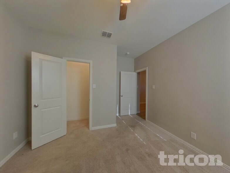 Building Photo - 231 Jenkinson Dr