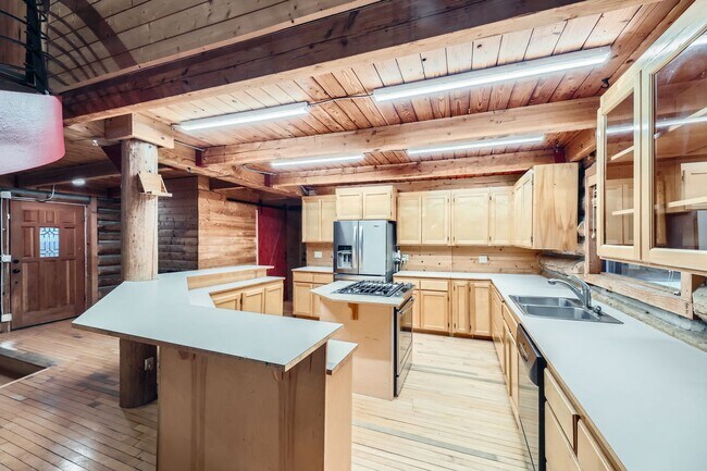 Building Photo - Stunning 3-Bedroom Log Cabin Home in Carnation!!
