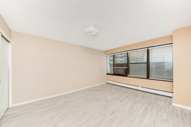 Building Photo - 6030 N Sheridan Rd