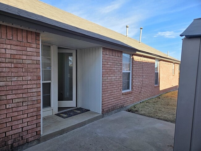 Building Photo - 2122 Meench Dr