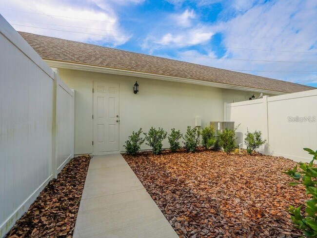 Building Photo - 15537 Honeybell Dr