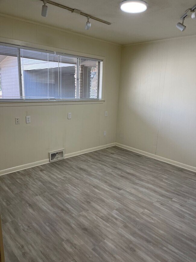 Building Photo - Wonderful 4 bed 3 bath home in East Memphis