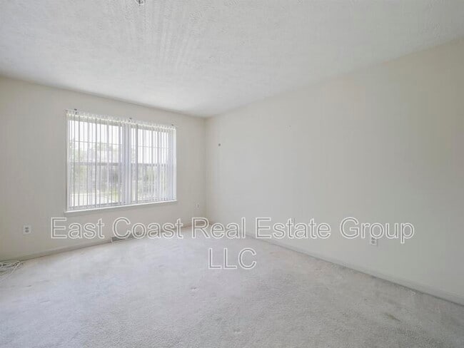 Building Photo - 4910 Edgeware Terrace