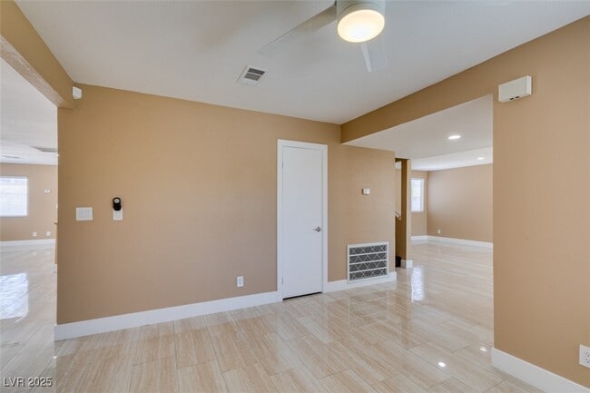 Building Photo - 3966 Green Leaf Dr