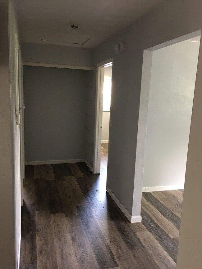 Building Photo - 729 W 61st St