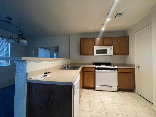 Building Photo - Great Sparks Townhouse!