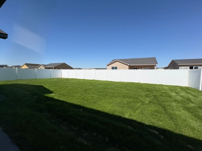 Building Photo - New home for Rent in Quincy!