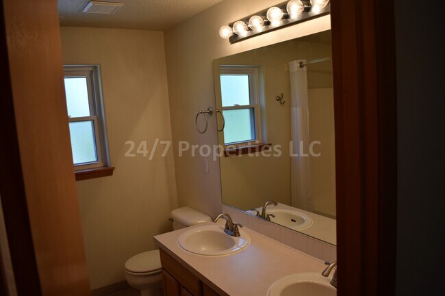 Building Photo - Beautiful 3 BD | 2.5 BA Duplex in Wine Cou...
