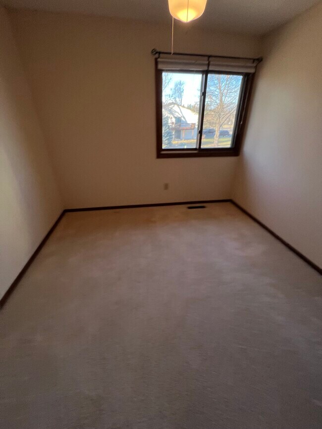 Building Photo - 5 Golden Oak Dr