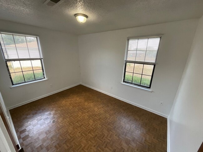 Building Photo - Spacious Brick 3/1 in Marianna in Quiet Cul-de-Sac