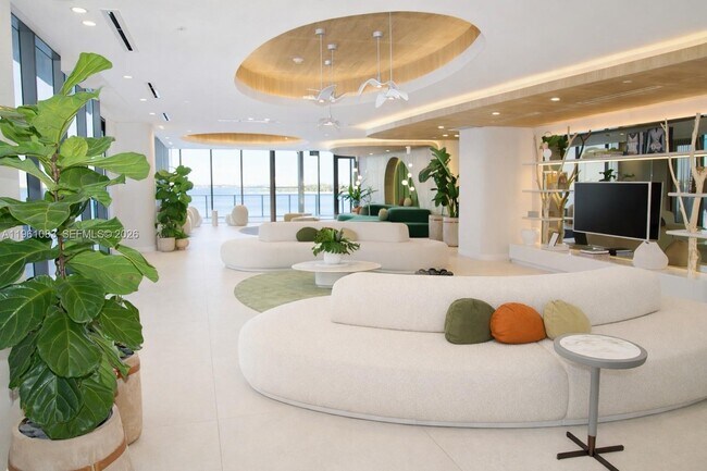 Building Photo - 700 NE 24th St