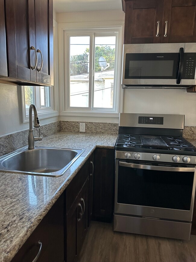 Building Photo - 1846 Scott Rd