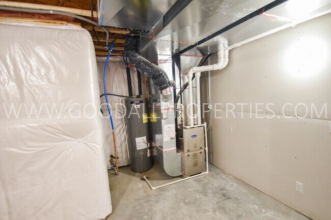 Building Photo - 4 Bed 2.5 bath Ranch with Finished Basement!