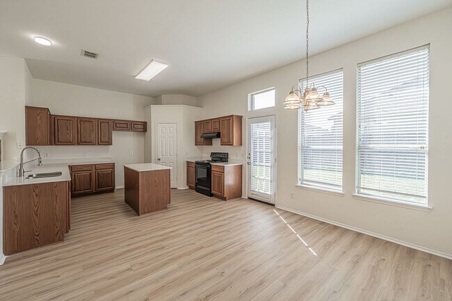 Building Photo - 3 Bedroom 2 Bath Home