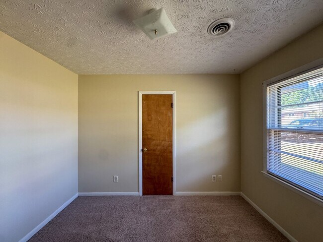 Building Photo - Cute 3 Bed 1.5 Bath Home with Fenced Yard