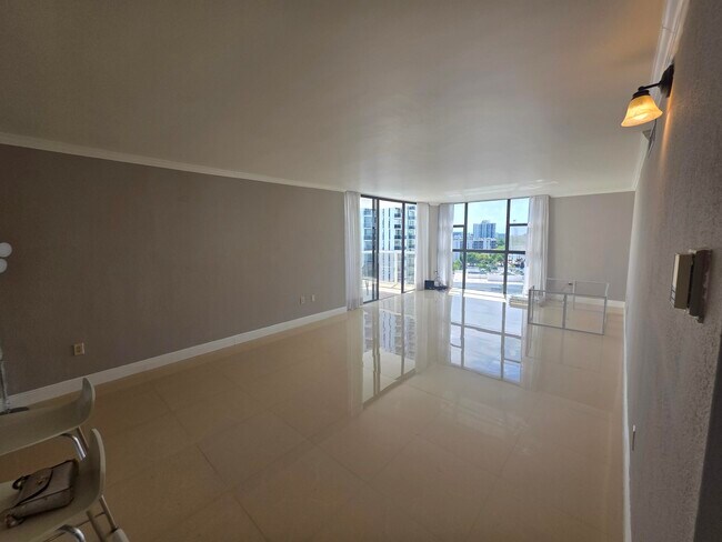 Building Photo - 3701 N Country Club Dr