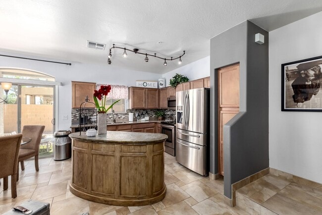 Building Photo - 2250 E Deer Valley Dr