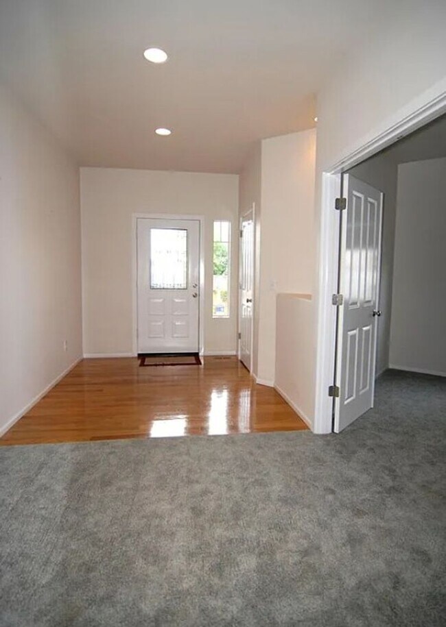 Building Photo - 3 Bedroom Home in North Albany!