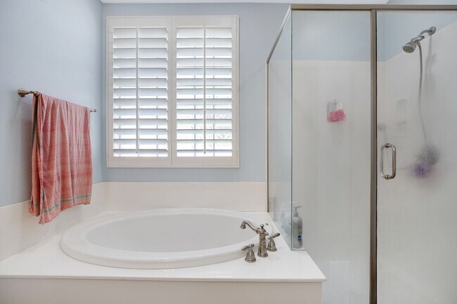 Building Photo - Charming Home with heated Pool & Spa! Amaz...