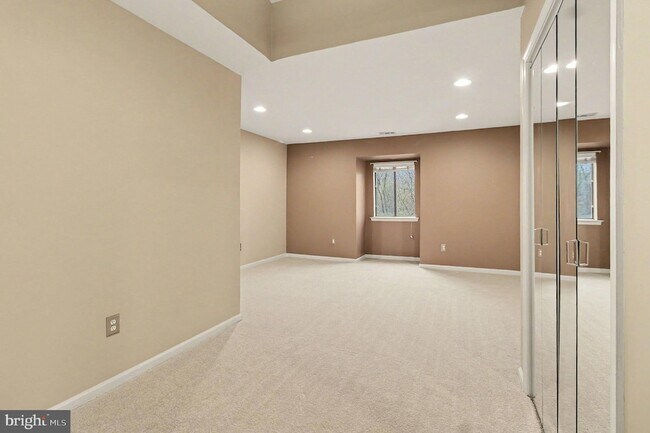 Building Photo - 910 Mountainview Dr