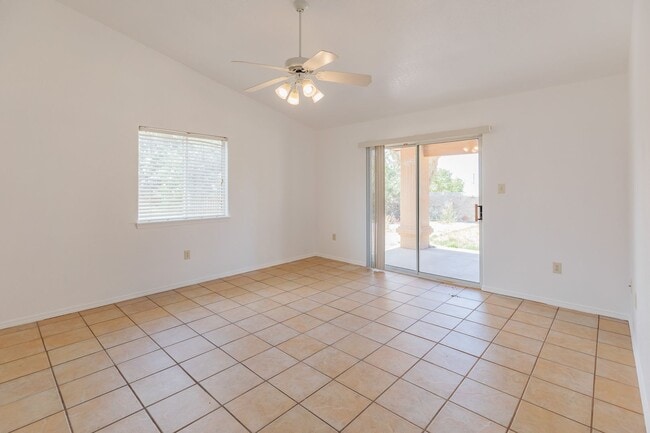 Building Photo - 3 Bedroom 2 Bath Home