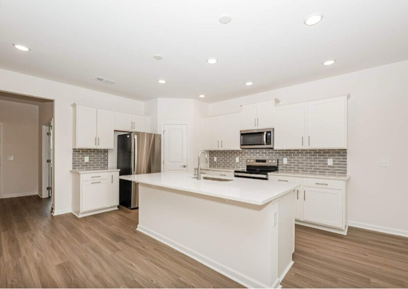 Building Photo - 2400 Summer Lee Dr