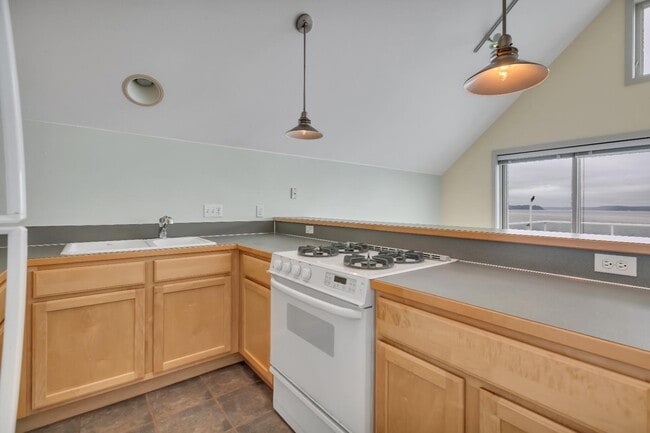Building Photo - 3221 Alki Ave SW