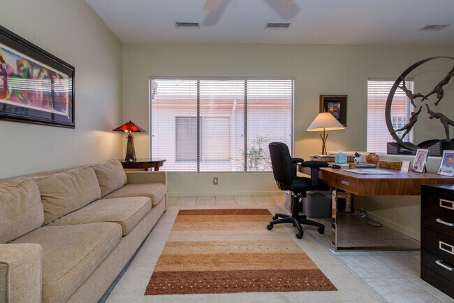 Building Photo - Open, light and bright, quiet Sedona Golf ...