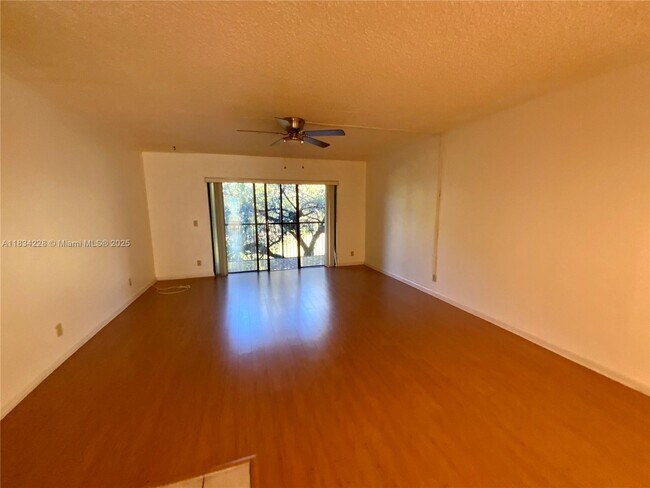 Building Photo - 417 Lakeview Dr