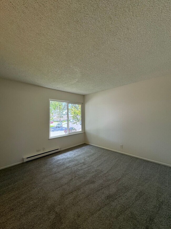 Building Photo - 3 Bed | 1.5 Bath Townhome with Garage in S...