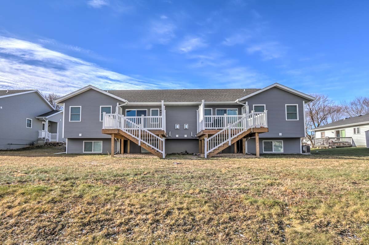 Large private outside deck area - 846 Thompson Drive